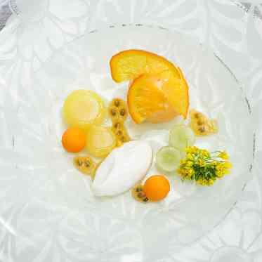 完熟マンゴーのジュレにオレンジのソルベ