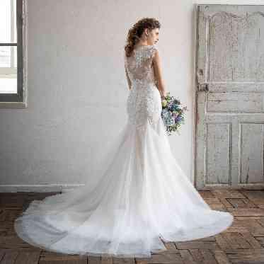 ホテルモントレ銀座 裾のラインが美しい1着