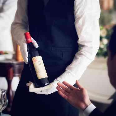 会場の料理を熟知したサービススタッフが、お料理に合わせてワインをご提案