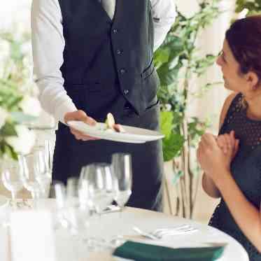 GRADATIONS(グラデーションズ) 専属のスタッフがきめ細やかなサービスでおふたりに成り代わってゲストをおもてなし