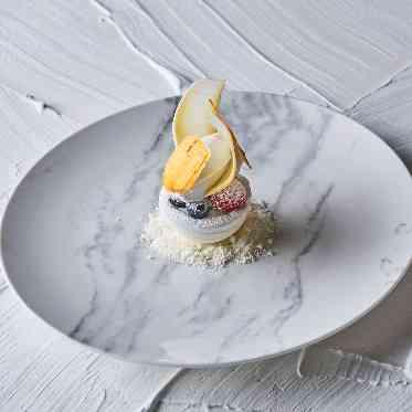 GRADATIONS(グラデーションズ) 見た目も華やかなコースの結びとなるデザート