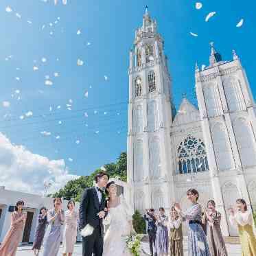 ノートルダム広島/FIVESTAR WEDDING 青空に溶け込むセントラルコートで華やかにフラワーシャワー。ゲストからの祝福と笑顔