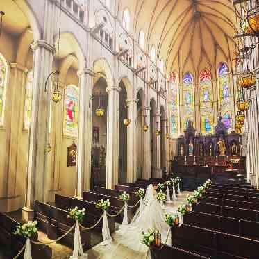 St.ヴァレンタイン福山 壮大なステンドグラスからの光が花嫁を弾き立ててくれる。