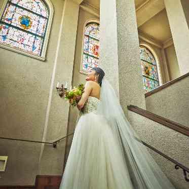 西欧の建造物、趣もあってウエディングドレスが映える。