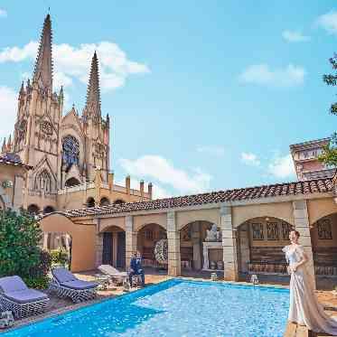 St. ヴァレンタイン福山/FIVESTAR WEDDING プールガーデン付きパーティ会場から圧巻の大聖堂を臨める最高のロケーション