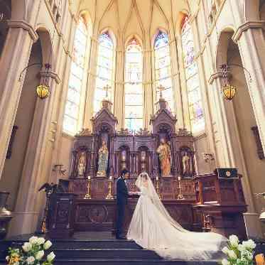 アンティークな西欧の聖壇に純白のドレスが映える素敵なワンシーン。