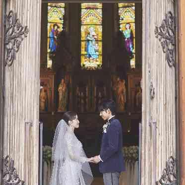 St. ヴァレンタイン福山/FIVESTAR WEDDING 木の扉から入場の瞬間、ゲストの期待も最高潮。