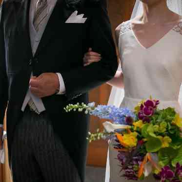 St. ヴァレンタイン福山/FIVESTAR WEDDING 親御様のエスコートで大聖堂チャペルへ入場。