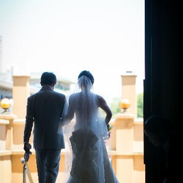 フラワシャワーへ登場、華やかな演出。