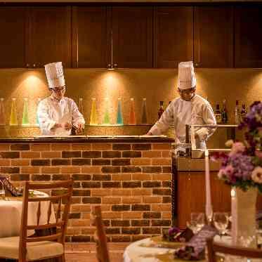 St. ヴァレンタイン福山/FIVESTAR WEDDING パーティ会場はバーカウンター&フランベ台付。臨場感たっぷりのシェフの演出も必見
