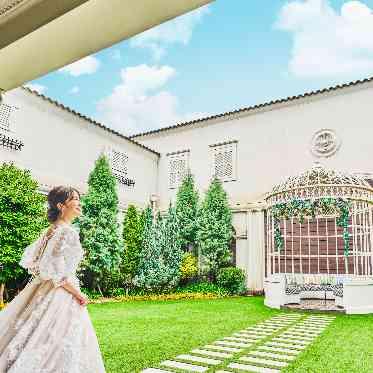 St. ヴァレンタイン福山/FIVESTAR WEDDING メインテーブルバックに位置するガーデンのガゼボは人気のフォトスポット