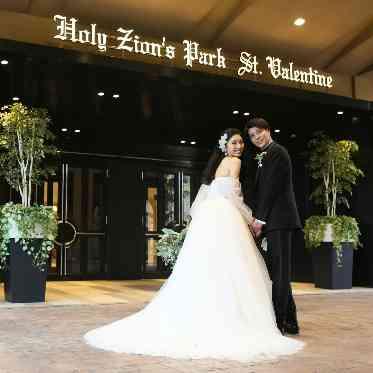 St. ヴァレンタイン福山/FIVESTAR WEDDING ゲストを迎えるエントランス、館内は白基調の吹き抜けホールでゲストをお迎え。