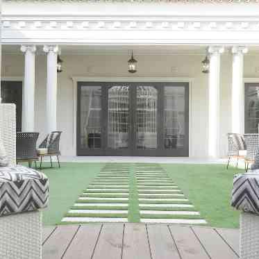 St. ヴァレンタイン福山/FIVESTAR WEDDING 森をイメージした緑が豊富なガーデンがおふたりの背景に広がります。