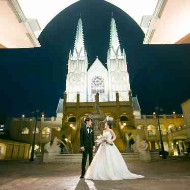 St. ヴァレンタイン福山/FIVESTAR WEDDING ナイトは真っ白にライトアップされ白亜の古城を思わすビジュアル。