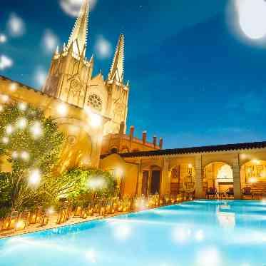 プールガーデンは大聖堂ロケーションが素敵☆ライトアップした幻想的なフォト。