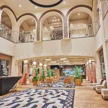 St. ヴァレンタイン福山/FIVESTAR WEDDING エントランスから広がる吹き抜けロビーホールがゲストを迎える。