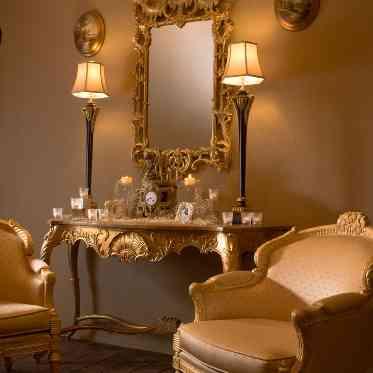 St. ヴァレンタイン福山/FIVESTAR WEDDING ロビーの調度品も高級感溢れ特別な日を魅了してくれる。