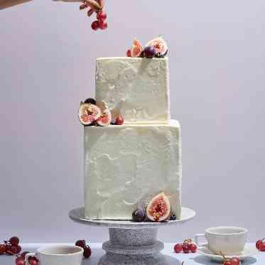 おふたりが好きなフルールでウエディングケーキ。