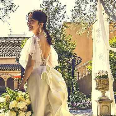 バックリボンに背中のラインがトレンド。ウエディングドレス。