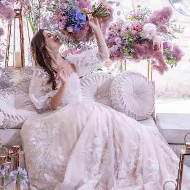 フラワーアレンジでドレスコーディネート。