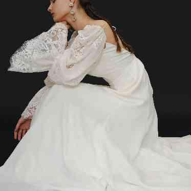 露出が気になる花嫁様にオーダーが多いドレスデザイン。