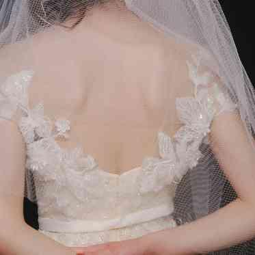 バックシルエットがオール刺繍で女性らしい優しいデザイン。