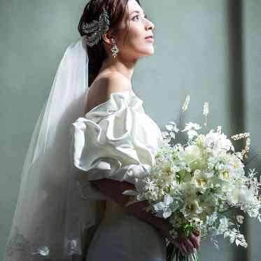 St. ヴァレンタイン福山/FIVESTAR WEDDING オフショルダーデザインのドレスは定番で人気シルエット。