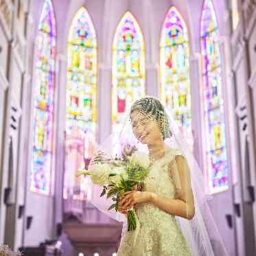 プリムローズ/FIVESTAR WEDDING ステンドグラスの光に包まれ憧れ花嫁に