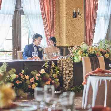 プリムローズ/FIVESTAR WEDDING バックにはプライベートガーデンを備えた自然光差し込む会場