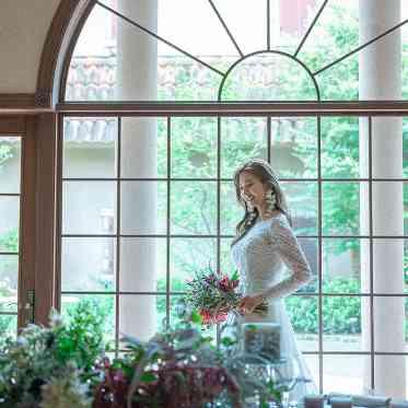 プリムローズ/FIVESTAR WEDDING 大きな窓から差し込む自然光でナチュラルに