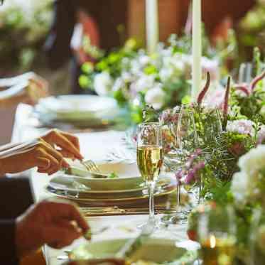 ウェスティン都ホテル京都 緑美しい景色に囲まれた会場の中で、ゲストと食事を楽しむ