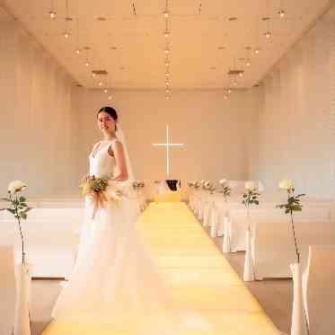 One O Five - Hilton Nagoya(ワン・オー・ファイブ ‐ ヒルトン名古屋) 長さ17メートルの光のバージンロードが美しいチャペルは108名着席可能