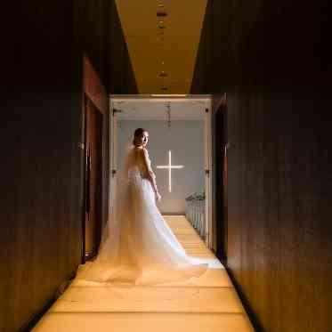 One O Five - Hilton Nagoya(ワン・オー・ファイブ ‐ ヒルトン名古屋) 大切に一歩一歩歩んで頂くバージンロードはチャペル外から続いています