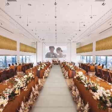 One O Five - Hilton Nagoya(ワン・オー・ファイブ ‐ ヒルトン名古屋) 両側の大きな窓から自然光が明るく差し込み、お二人を照らしてくれます