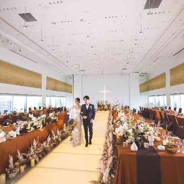 One O Five - Hilton Nagoya(ワン・オー・ファイブ ‐ ヒルトン名古屋) どこのお席からもお二人のお姿がご覧頂ける、晩餐会スタイルの挙式・披露宴