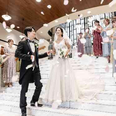 THE MORRIS 憧れの大階段でフラワーシャワー