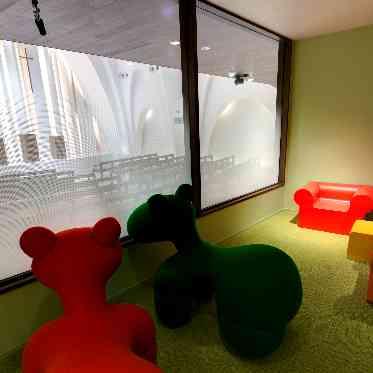 THE MORRIS マジックミラー⾵のガラス越しに、挙式の様⼦が見られるキッズルーム