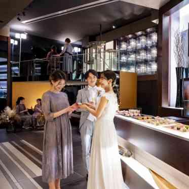 THE MORRIS バーカウンターは和菓子ビュッフェや日本酒利き酒などの演出にも