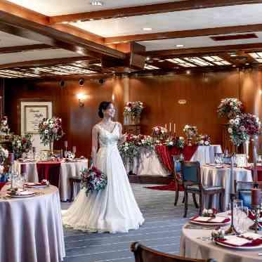 THE MORRIS ウェディングドレスが映えるブラウンを基調にしたパーティールーム