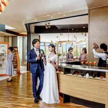 THE MORRIS ロビーに備え付けのバーカウンターでは会話が弾む