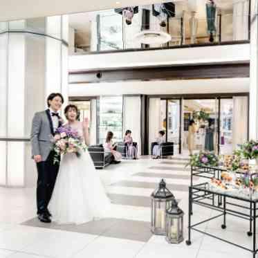 THE MORRIS マーキスのホワイエは白を基調としたスタイリッシュな雰囲気