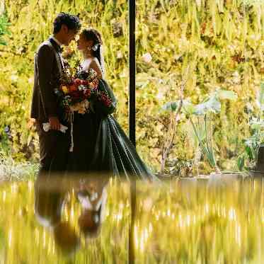 プライベートガーデン付きの披露宴会場でロマンチックなお写真を