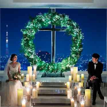 夜の天空チャペルも幻想的な雰囲気の中で楽しめる