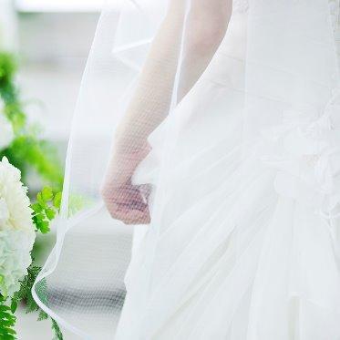 透明感溢れる白亜の室内チャペルではお気に入りのドレスも映えます