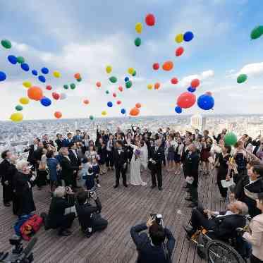 地上221mの唯一無二の空間でバルーンリリースも楽しめる!