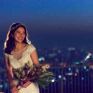 夜景を背景に新郎新婦様のツーショットも素敵。