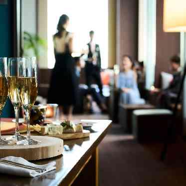 ゲストがお越しいただいたら、ウェルカムドリンクとフィンガーフードでゲストをお迎え