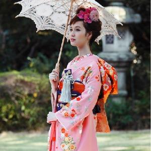 伝統的な白無垢はもちろん、100着以上の豊富な種類をご用意!