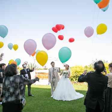 HOTEL PLAZA KOBE(ホテルプラザ神戸) 挙式後はガーデンでバルーンリリース!