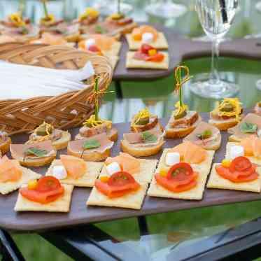 HOTEL PLAZA KOBE(ホテルプラザ神戸) 挙式後のガーデンパーティ中にカナッペ&ドリンクでおもてなし♪